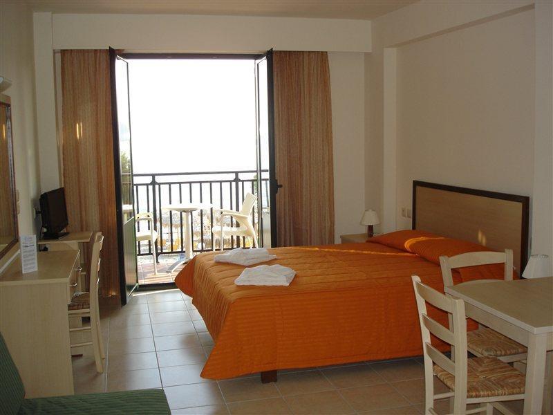 Margarita Beach Hotel Agia Marina  Bagian luar foto